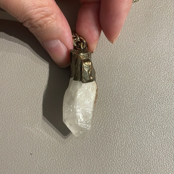 White natural stone pendant necklace - Picture 4 of 16